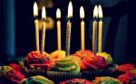 Hình  ảnh bánh sinh nhật với những ngọn nến lung linh số 19