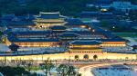 Hoàng cung Gyeongbokgung - tọa lạc ở vị trí trung tâm của thủ đô Seoul (khi đó được gọi là Hán Dương (Hanyang), có phong thủy giống như Hoàng cung ở Trung Hoa: lưng dựa vào núi, mặt nhìn ra biển.