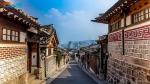 Làng cổ Bukchon Hanok được xem là ngôi làng cổ đẹp nhất Seoul. Đây cũng là nơi tuyệt vời đối với những du khách muốn tìm hiểu về văn hóa của thủ đô Hàn Quốc