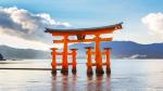 Nằm ở đảo Miyajima thuộc tỉnh Hiroshima, đền Itsukushima (còn gọi là thần xã Itsukushima) là công trình thần đạo quan trọng của du lịch Nhật Bản, nổi tiếng với cánh cổng torii khổng lồ. Khung cảnh cánh cổng torii này ngập trong nước biển phía trước núi Misen của đảo Miyajima là một trong 3 cảnh đẹp nhất của Nhật Bản.