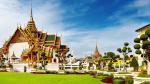 Grand Palace hay còn được biết đến với tên tiếng việt là Cung điện Hoàng gia Thái Lan. Khu du lịch Thái Lan này không chỉ là nơi sinh sống, làm việc của hoàng gia Thái, mà nó còn sở hữu những nét kiến trúc cực đẹp và trở thành một trong những địa điểm tham quan mà không ai có thể bỏ qua được. Các tháp nhọn ở đây còn được dát lên bởi những lá vàng, tạo ra màu vàng bền bỉ qua thời gian và đặc biệt là chúng tỏa sáng trong mỗi ánh nắng của thành phố Bangkok.