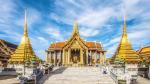 Chùa Phật Ngọc ở Bangkok được xem là một chùa linh thiêng nhất ở Thái Lan. Chùa tọa lạc tại trung tâm lịch sử Bangkok (quận Phra Nakhon), bên trong khuôn viên của Cung điện Hoàng gia Thái, là bộ phận chính thể của Đại Vương Cung. Đây là nơi tập trung những nét ưu tú nhất về kiến trúc chùa Phật ở Thái Lan, với rất nhiều tượng Phật và điện thờ. Trong đó điện Phật Ngọc là lớn nhất, trang nghiêm, linh thiêng thờ tượng Phật Ngọc được tạc từ một khối ngọc bích nguyên chất.