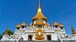Chùa Phật Vàng nằm ở khu China Town của Bangkok. Nơi này sở hữu bức tượng Phật được đúc hoàn toàn bằng vàng và có kích thước lớn nhất trên thế giới. Bên cạnh điểm nổi bật ấy, ngôi chùa này còn hấp dẫn du khách bởi nét kiến trúc sang trọng cực đẹp của nó. Vẫn với hình ảnh mái chóp ngọn màu vàng quen thuộc của các ngôi chùa ở Thái Lan, chùa Phật Vàng hiện ra như một cung điện lớn, khiến du khách phải trầm trồ khen ngợi.