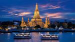 Dòng sông Chao Phraya nằm ở trung tâm thủ đô Bangkok. Hai bên bờ sông là những ngôi nhà cao tầng và các đền tháp, chùa chiền nổi tiếng nhất của thủ đô.