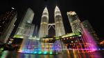 Kuala Lumpur nằm ở khu vực bán đảo Malaysia, là thủ đô và là thành phố lớn nhất, hiện đại nhất Malaysia. Kuala Lumpur xứng đáng là linh hồn và niềm tự hào của đất nước xinh đẹp, hiền hòa này. Nổi tiếng thế giới với tòa tháp đôi Petronas cao nhất thế giới và còn hàng chục những tòa nhà chọc trời khác.