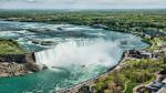 Thác Niagara. Tổ hợp thác này gồm 3 ngọn thác nằm ở biên giới Mỹ và Canada, giữa bang Ontario và New York. Vào mùa thu, mùa đẹp nhất, dòng thác trắng được tô điểm bởi những rặng cây đang chuyển dần từ màu xanh mơn mởn sang màu vàng nhạt, vàng mơ, vàng chanh, hoàng yến rồi đến đỏ tươi, đỏ rực, đỏ thẫm, đỏ tía. Cảnh vật hai bên bờ thác chẳng khác nào một bức tranh thiên nhiên tuyệt đẹp với vô số sắc màu lộng lẫy.