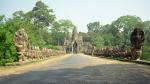 Angkor Thom là thành phố thủ đô cuối cùng và lâu dài nhất của Đế quốc Khmer. Thành được vua Jayavarman VII xây dựng vào cuối thế kỷ XII. Thành rộng 9 km², bên trong có nhiều đền thờ từ các thời kỳ trước cũng như các đền thời được Jayavarman và những người nối nghiệp ông xây dựng. Tại trung tâm thành là ngôi đền quốc gia của Jayavarman, đền Bayon, với các di tích khác quần tụ quanh khu quảng trường Chiến thắng nằm ngay phía Bắc đền.