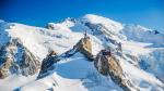 Mont Blanc: Nằm ở biên giới giữa Pháp và Italy, Mont Blanc có độ cao 4.810 m vươn lên trên dãy Alps. Đây là ngọn núi cao thứ 11 thế giới. Gần đó là Charmonix, một trong những khu trượt tuyết nổi tiếng nhất nước Pháp.
