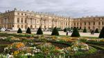 Cung điện Versailles nằm cách thủ đô Paris khoảng 20 km về phía Tây. Đây là biểu tượng quyền lực tốì thượng của các triều đại phong kiến Pháp. Là nơi ở của các vua Pháp Louis XIII, Louis XIV, Louis XV và Louis XVI. Cung điện Versailles được mệnh danh là cung điện lộng lẫy nhất Châu Âu và đẹp nhấy thế giới bởi quy mô cung điện đồ sộ, kiến trúc tinh xảo và cách bày trí xa hoa... Cung điện Versailles còn là biểu tượng quyền lực tối thượng của các triều đại Phong kiến Pháp.