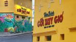 Tiệm Bánh Cối Xay Gió nằm ngay số 1A đường Hoà Bình. Tuy nhiên toàn bộ mặt tiền của tiệm lại được phủ lên màu vàng mù tạt siêu nổi bật, đi kèm theo là những dòng chữ được vẽ tỉ mỉ theo phong cách retro những năm 1990