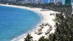 Tạp chí kinh tế hàng đầu của Mỹ Forbes đã bình chọn bãi biển Mỹ Khê Đà Nẵng là một trong sáu bãi biển quyến rũ nhất hành tinh. Bãi Biển Mỹ Khê có chiều dài chừng 900m là bãi biển thuộc loại nhộn nhịp nhất và rất quen thuộc với mọi người dân thành phố cũng như du khách quốc tế. Bãi biển Mỹ Khê nổi tiếng với cát trắng mịn, sóng biển ôn hòa, nước ấm quanh năm, cùng hàng dừa thơ mộng, đẹp tuyệt vời bao quanh. Khách du lịch có thể tắm biển gần như suốt năm, nhưng thích hợp nhất là mùa hè, khoảng từ tháng 5 đến tháng 8 dương lịch
