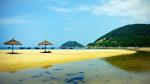 Bãi biển Đại Lãnh được coi là một trong những bãi biển đẹp nhất ở Nha Trang mà chắc chắn bạn không thể phớt lờ nó. Tắm ở biển Đại Lãnh, bạn sẽ vô cùng thích thú khi có thể đắm mình trong làn nước trong xanh có thể nhìn thấy tận đáy biển. Mặt nước lóng lánh nước ánh nắng mặt trời quả thật là một cảnh tượng thú vị và say đắm lòng người. Đến với nơi đây, bạn cũng có thể chạy dài trên bãi cát trắng mịn, chụp ảnh bên những rặng phi lao tung bay trong gió.
