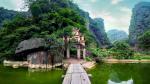 Chùa Bích Động xây dựng trên sườn núi Bích Động thuộc thôn Đàm Khê, xã Ninh Hải, huyện Hoa Lư. Bích Động là một trong những thắng cảnh nổi tiếng nhất của tỉnh Ninh Bình được mệnh danh là 