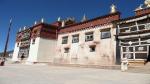 Phố cổ Shangri-la có tuổi đời trên 1300 năm, đây là nơi sinh sống chủ yếu của một bộ phận không nhỏ những người Tây Tạng, nơi tọa lạc của rất nhiều danh thắng, đền chùa, tu viện Phật giáo. Khác với sự ồn ào đông đúc và sôi động ở Đại Lý và Lệ Giang, phố cổ ở Shangri-La đem lại cho khách du lịch cảm giác thanh thản. 