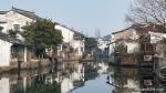 Chu Gia Giác là thị trấn nhỏ cách trung tâm Thượng Hải 60km về phía Tây, có hình dáng như chiếc quạt gấp, với niên đại hơn 1.700 năm. Năm 1991 được chính quyền thành phố Thượng Hải đưa vào danh mục một trong 4 danh trấn văn hóa đầu tiên ở đây. Chu Gia Giác có bố cục “tiểu kiều, lưu thủy, nhân gia” (cầu nhỏ, sông nước, con người), nên làm mê hoặc không chỉ du khách mà cả các nhà văn, nhà thơ từ xa xưa