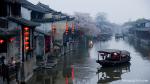 Tây Đường là một thị trấn sông nước, có tới 9 con sông chảy qua địa bàn chia thị trấn cổ này thành 8 phần được nối với nhau bằng 27 cây cầu đá cổ. Tây Đường có nhiều nhà, miếu cổ và giữ được không gian, cảnh quan yên tĩnh, vì vậy thị trấn được Cục Di sản Trung Quốc lựa chọn là địa phương đầu tiên đưa vào danh sách “thị trấn lịch sử văn hóa Trung Quốc và thường được mô tả trong các bức tranh phong cảnh của Trung Quốc.