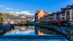 Annecy là một trong những thị trấn nổi tiếng nhất vùng Alps bởi khung cảnh thiên nhiên và hồ nước lưng chừng nhìn ra những ngọn núi, dòng kênh và cây cầu duyên dáng. Thị trấn thuộc khu vực Haute-Savoie, miền đông nước Pháp, cách Geneva hơn 35 km về phía nam. Annecy nằm ẩn mình ở phía bắc cuối hồ Annecy, là ranh giới giao thoa giữa Italy, Thụy Sĩ và Pháp.
