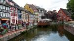 Colmar được đánh giá là một trong những thành phố đẹp nhất nước Pháp, nằm bên sông Lauch thơ mộng, cách Strasbourg – thủ phủ vùng Alsace khoảng hơn sáu chục cây số về phía Tây Nam. Colmar là thành phố lớn thứ ba thuộc miền Đông Bắc nước Pháp và chịu ảnh hưởng khá mạnh phong cách kiến trúc của nước Đức láng giềng.
