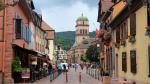 Riquewihr thuộc vùng Alsace, là một thị trấn cực kỳ đáng yêu với những con đường rải đá cuội và những ngôi nhà sơn đủ màu với cổng gỗ đặc trưng. Ngôi làng có vẻ đẹp mỹ miều của “Hòn ngọc vườn nho Alsace” khi kết hợp hoàn hảo hàng thế kỷ giữa chất lượng di sản kiến trúc và rượu vang tại chỗ.
