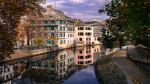 Strasbourg một thành phố nổi tiếng của nghệ thuật và lịch sử lâu đời. Với những thành phố đẹp nhất của lục địa những ngôi nhà gỗ, những nhà thờ tráng lệ, các khu phố của Petite France…nó chính thức trở thành giao lộ của các ngả đường đi khắp châu Âu. Những kênh đào với nhiều ngôi nhà xây dựng kiên cố bao quanh tạo nên một thành phố tuyệt đẹp.
