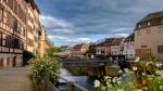 Strasbourg được biết đến là thủ phủ của vùng Alsace, nơi trải qua cuộc chiến giành giật giữa Pháp và Đức hàng thế kỷ. Bạn dễ dàng tìm tìm thấy trong thành phố những ảnh hưởng mạnh mẽ từ hai nền văn hóa. Strasbourg là một thành phố trẻ, năng động và đa dạng văn hóa. Điều đó được thể hiện rõ nét trong ẩm thực và rượu vang, lối sống và sự hiện diện của các tổ chức như Nghị viện châu Âu. Ngoài ra, thành phố còn là điểm thu hút du lịch chính trong mùa Đông bởi Chợ Giáng Sinh. Nhưng thành phố luôn có một bầu không khí dễ chịu vào mùa hè vậy nên Strasbourg là điểm đến lý tưởng cho du khách vào các khoảng thời gian khác nhau.
