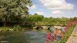 Con sông Coln đã góp phần rất lớn trong việc tạo nên vẻ đẹp độc đáo của làng Bibury. Dòng nước chảy quanh co qua nhiều góc của ngôi làng với đôi bờ xanh mướt cỏ cây, hoa lá. Những cây cầu đá cong cong bắc qua dòng kênh nhỏ cũng là một trong những nét đẹp không thể bỏ qua nếu có dịp ghé thăm Bibury.