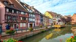 Colmar được đánh giá là một trong những thành phố đẹp nhất nước Pháp, nằm bên sông Lauch thơ mộng, cách Strasbourg – thủ phủ vùng Alsace khoảng hơn sáu chục cây số về phía Tây Nam. Colmar là thành phố lớn thứ ba thuộc miền Đông Bắc nước Pháp và chịu ảnh hưởng khá mạnh phong cách kiến trúc của nước Đức láng giềng.