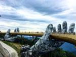 Điểm đặc biệt ở cây cầu Vàng Đà Nẵng là hai bàn tay khổng lồ đầy sức sống như bàn tay con người đang nâng lên cây cầu kết nối giữa con người và thiên nhiên. Hơn nữa trong mối quan hệ này con người chủ động gắn kết sâu sắc nó hơn.