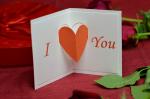 Mẫu thiệp valentine handmade thiết kế đơn giản mà vẫn đẹp lung linh này sẽ là một món quà vô cùng ý nghĩa để bày tỏ tình cảm của mình với người ấy trong dịp valentine này đấy
