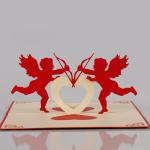 Thiệp valentine handmade 3D hình ảnh hai thiên thần tình yêu dễ thương đương quay mặt về phía nhau cùng hình trái tim ở giữa tuyệt đẹp
