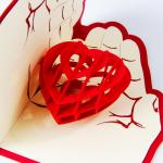 Thiệp valentine handmade 3D hình ảnh trái tim tuyệt đẹp, cùng đôi bàn tây nang niu, che trở trái tim ấy. Đây là một mẫu thiệp valentine handmade rất ý nghĩa phải không nào
