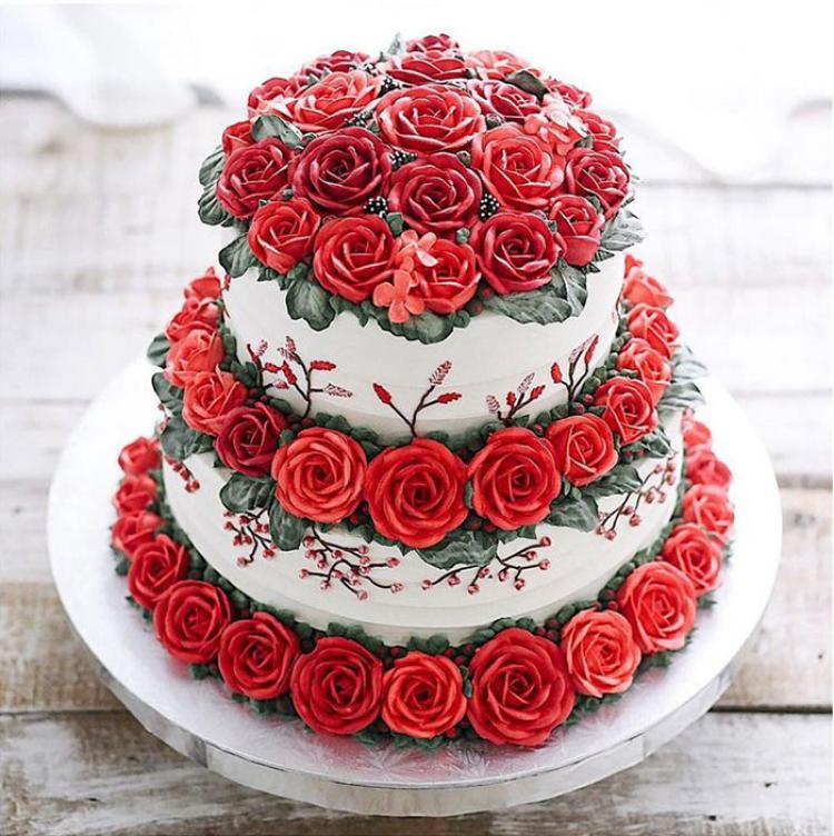 Bánh sinh nhật có thể không chỉ đơn giản là những chiếc bánh ngọt truyền thống. Hãy tìm hiểu về các kiểu bánh sinh nhật hoa hồng, được trang trí bằng những bông hoa đầy tình yêu và ý nghĩa. Hình dạng độc đáo và màu sắc sáng tạo chắc chắn sẽ làm cho bữa tiệc sinh nhật của bạn trở nên đặc biệt và khó quên.