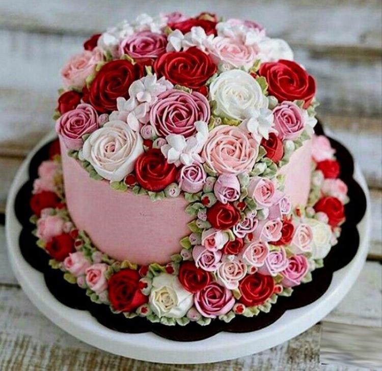 Với những bông hoa hồng đầy màu sắc nổi bật trên chiếc bánh sinh nhật, chúng tôi tự tin đây là một tác phẩm nghệ thuật tuyệt đẹp. Hãy đến và khám phá bức tranh sinh nhật bánh hoa hồng tuyệt đẹp này bằng cách xem ảnh.